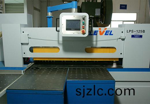 開(kai)料(liao)機